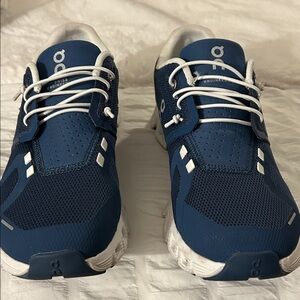 On Cloud Running women’s Navy and White Athletic Shoes